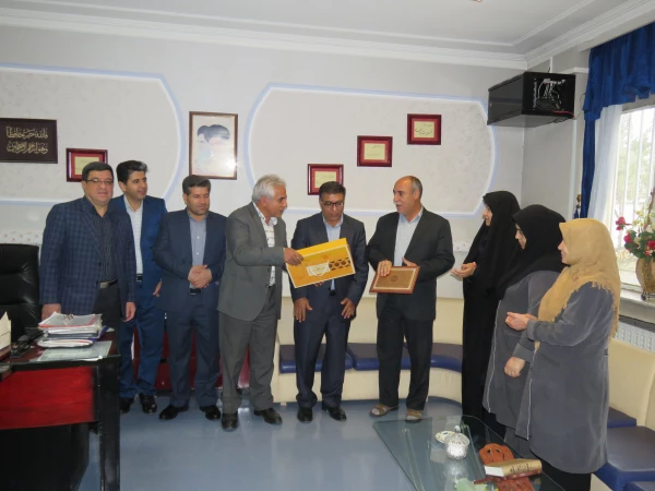 مراسم تجلیل از همکار بازنشسته با حضور سرپرست محترم مدیریت امور پردیس های استان تهران 4