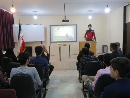 به نمایش گذاشتن آثار فرهنگی دانشجویان به مناسبت هفته آموزش 2