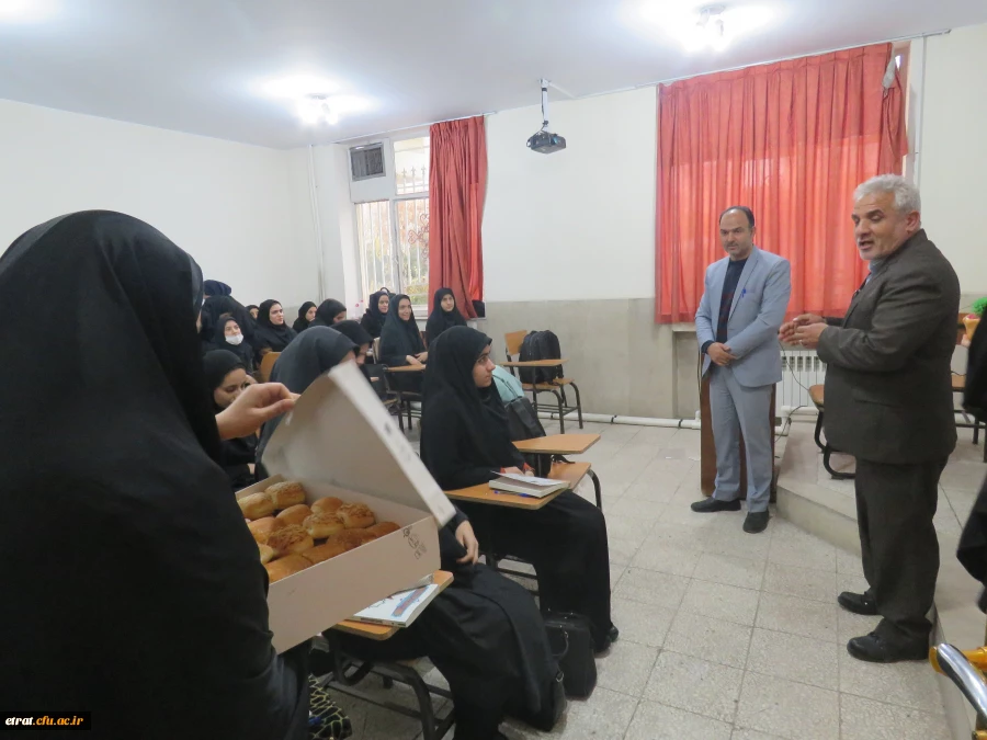 حضور سرپرست محترم و همکاران در کلاس درس دانشجویان جهت عرض تبریک روز دانشجو

 2