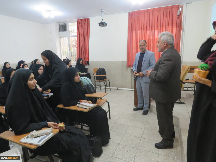 حضور سرپرست محترم و همکاران در کلاس درس دانشجویان جهت عرض تبریک روز دانشجو

 3