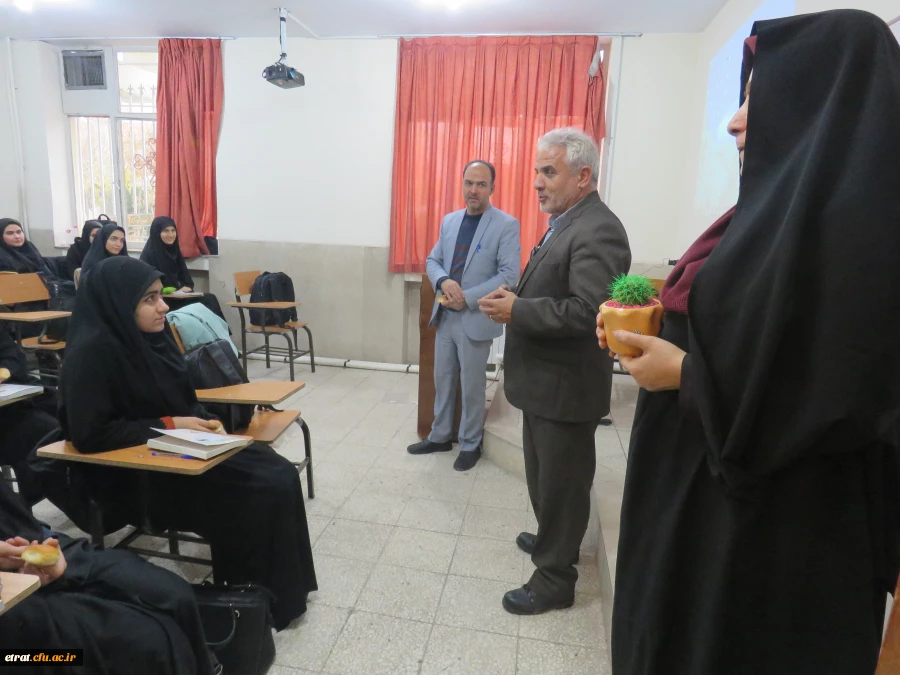 حضور سرپرست محترم و همکاران در کلاس درس دانشجویان جهت عرض تبریک روز دانشجو

 5