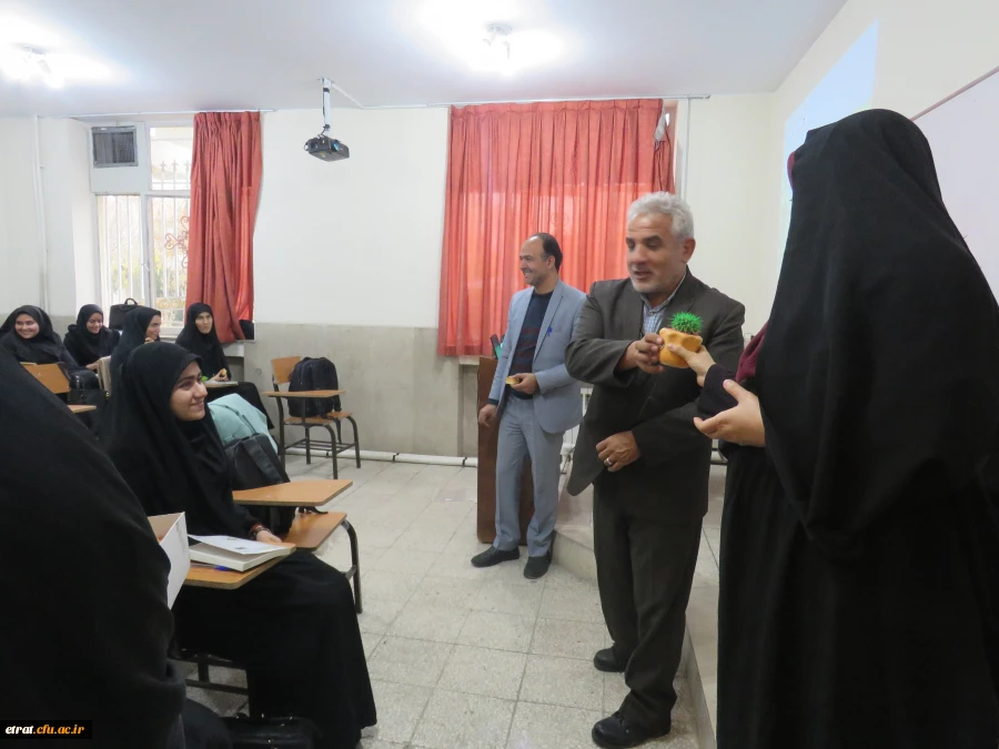 حضور سرپرست محترم و همکاران در کلاس درس دانشجویان جهت عرض تبریک روز دانشجو

 6