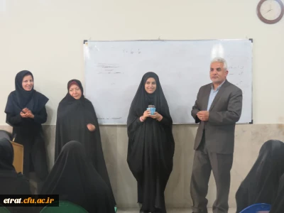 حضور سرپرست محترم و همکاران در کلاس درس دانشجویان جهت عرض تبریک روز دانشجو
