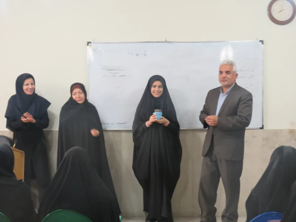 حضور سرپرست محترم و همکاران در کلاس درس دانشجویان جهت عرض تبریک روز دانشجو
 2