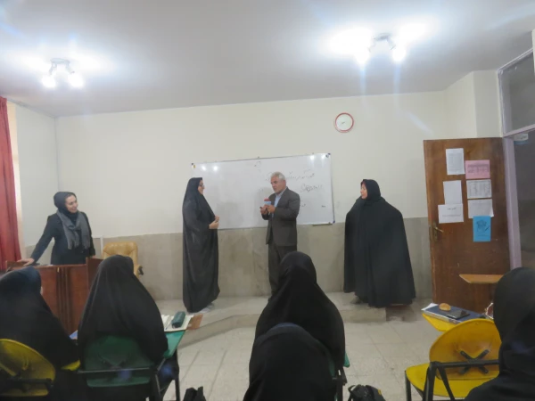 حضور سرپرست محترم و همکاران در کلاس درس دانشجویان جهت عرض تبریک روز دانشجو
 5