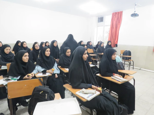 حضور سرپرست محترم و همکاران در کلاس درس دانشجویان جهت عرض تبریک روز دانشجو
 4