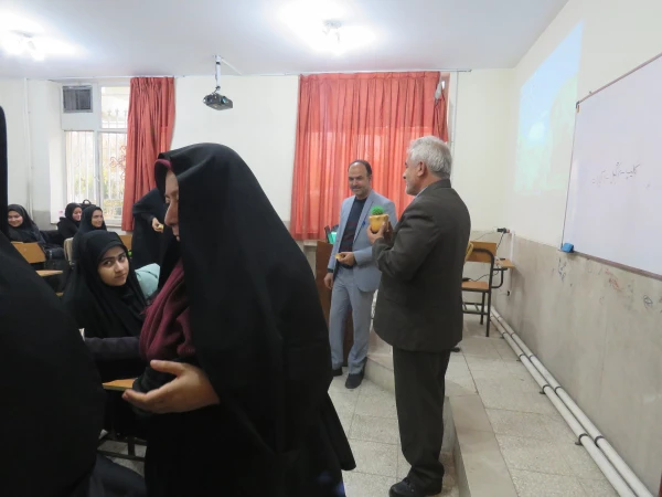 حضور سرپرست محترم و همکاران در کلاس درس دانشجویان جهت عرض تبریک روز دانشجو
 3