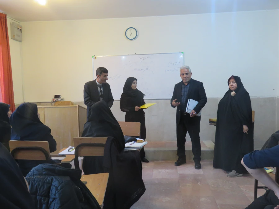 حضور سرپرست محترم و همکاران در کلاس درس دانشجویان جهت عرض تبریک روز دانشجو
 6