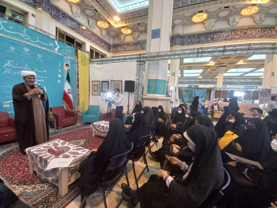 حضور جمعی از دانشجو معلمان مرکز در نمایشگاه بین المللی قرآن کریم


 4