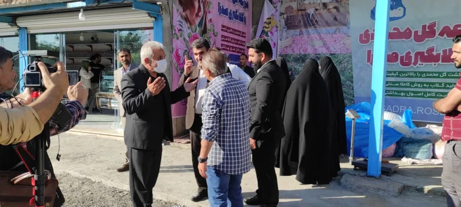 حضور ریاست محترم و پرسنل مرکز در جشنواره گلاب گیری 10