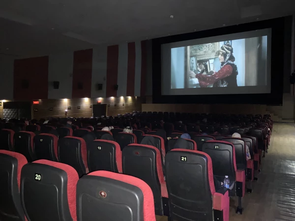 نمایش فیلم سینمایی غریب 2