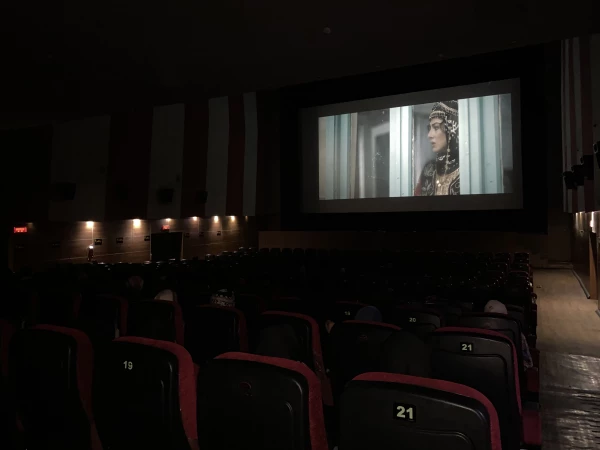 نمایش فیلم سینمایی غریب 4