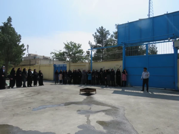 مانور آتش نشانی با حضور مسئول آموزش سازمان آتش نشانی 3