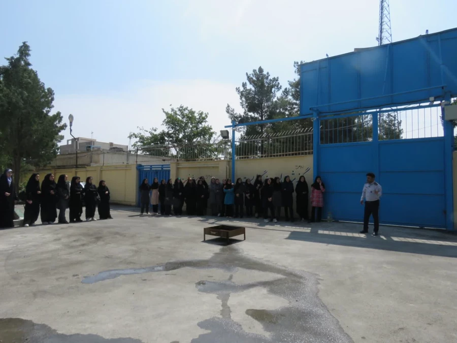 مانور آتش نشانی با حضور مسئول آموزش سازمان آتش نشانی 3