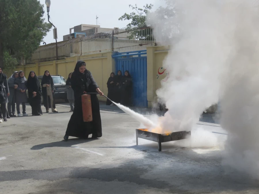 مانور آتش نشانی با حضور مسئول آموزش سازمان آتش نشانی 4