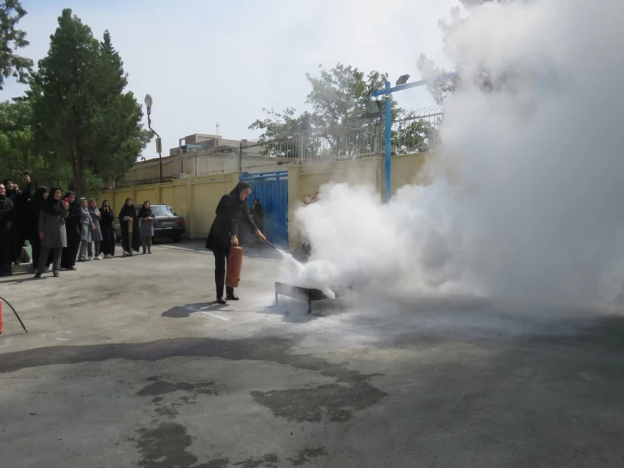 مانور آتش نشانی با حضور مسئول آموزش سازمان آتش نشانی 5
