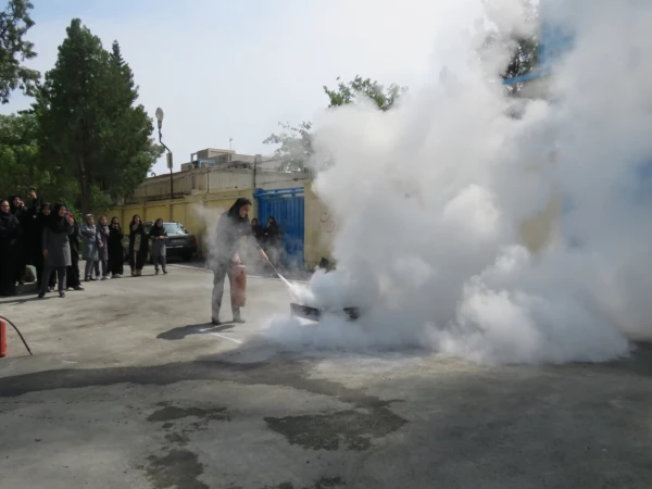 مانور آتش نشانی با حضور مسئول آموزش سازمان آتش نشانی 6