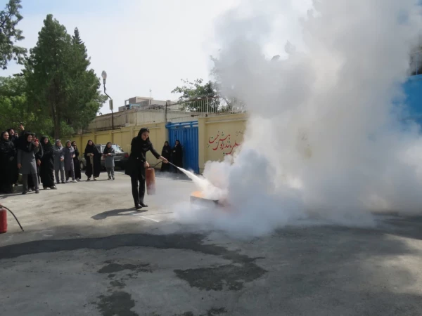 مانور آتش نشانی با حضور مسئول آموزش سازمان آتش نشانی 7