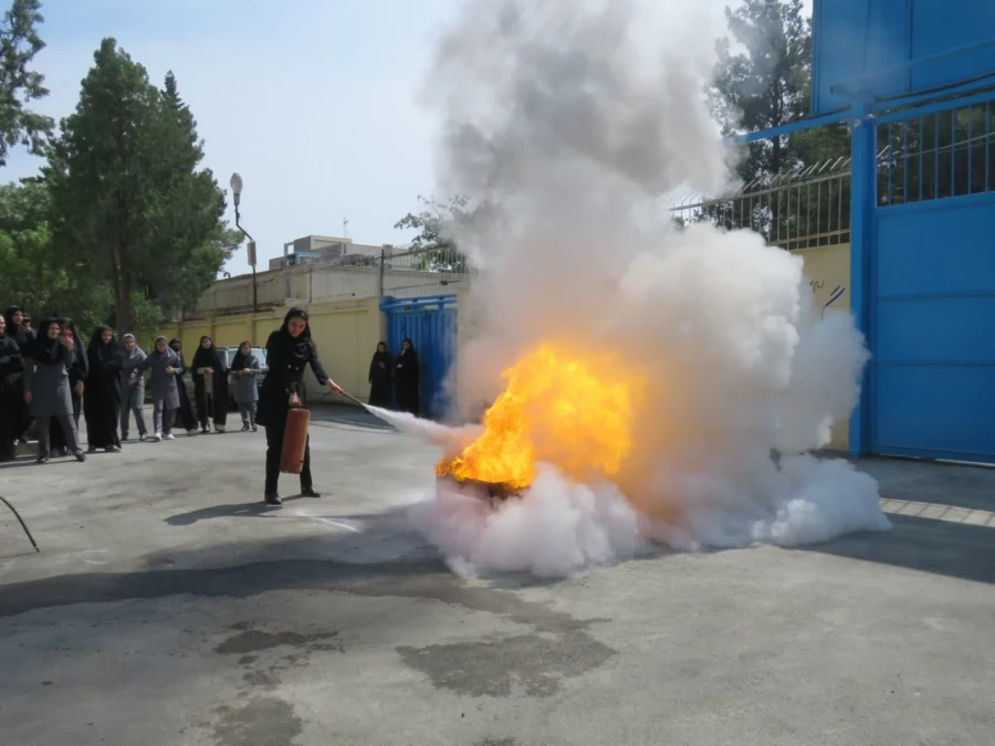 مانور آتش نشانی با حضور مسئول آموزش سازمان آتش نشانی 8
