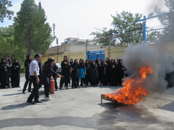 مانور آتش نشانی با حضور مسئول آموزش سازمان آتش نشانی 10