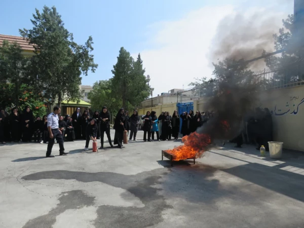 مانور آتش نشانی با حضور مسئول آموزش سازمان آتش نشانی 11