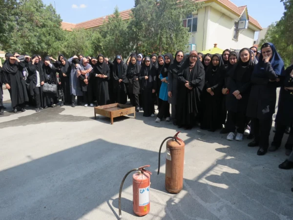 مانور آتش نشانی با حضور مسئول آموزش سازمان آتش نشانی 12