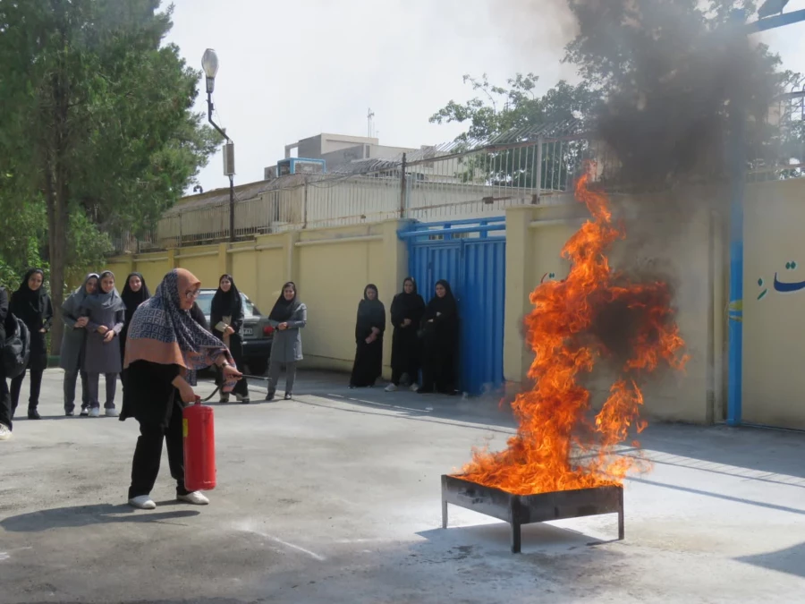 مانور آتش نشانی با حضور مسئول آموزش سازمان آتش نشانی 13