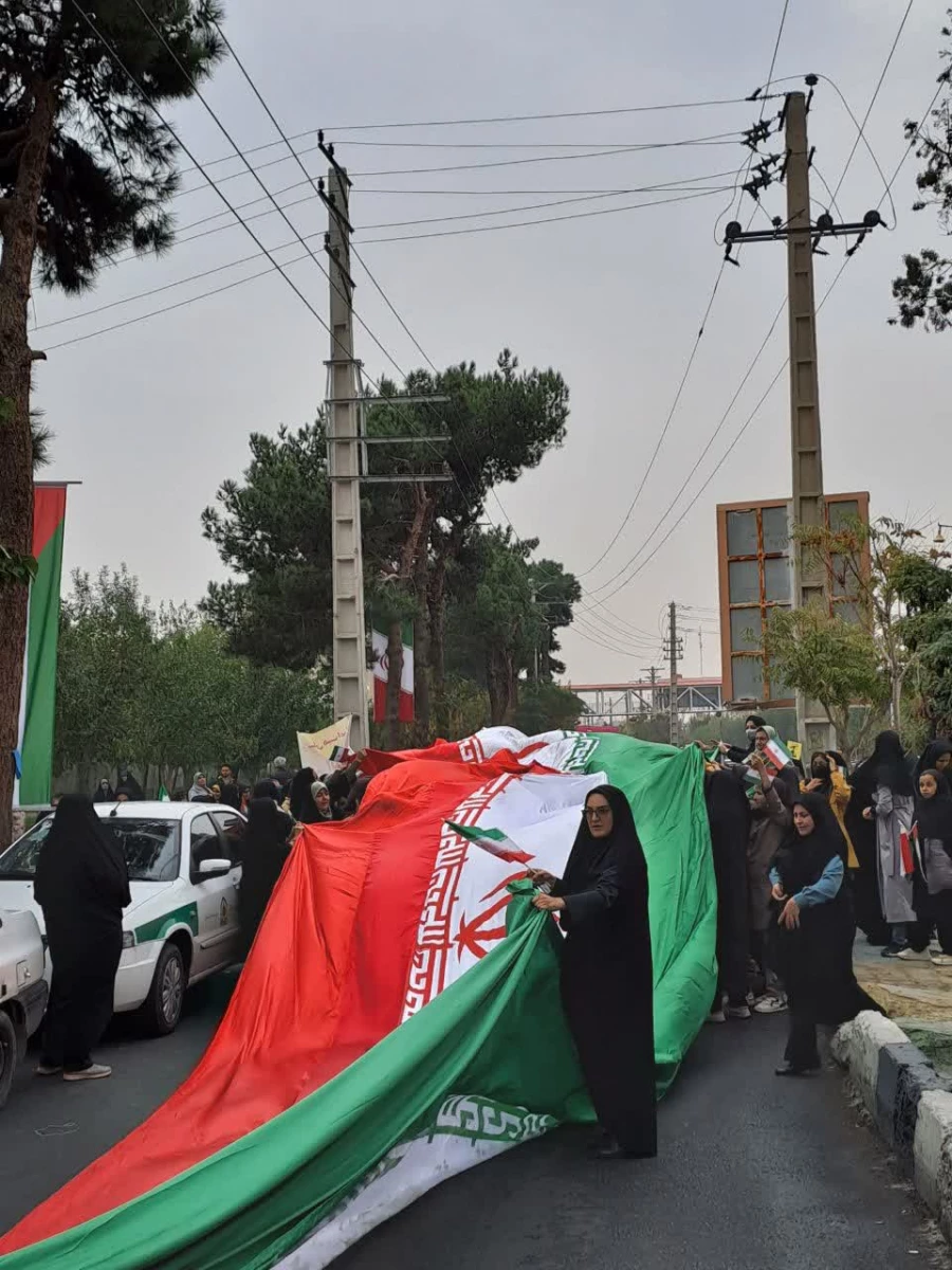 حضور پر رنگ دانشجویان مرکز در مراسم راهپیمایی ۱۳ آبان 3