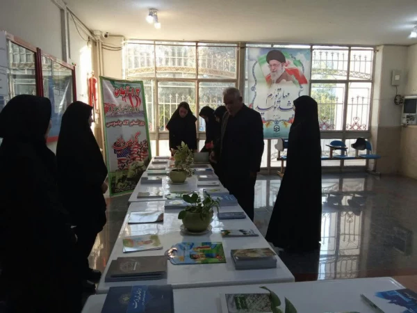 برگزاری نمایشگاه کتاب پیرامون مهدویت از آثار مؤسسه فرهنگی انتشاراتی ستاد اقامه نماز 4