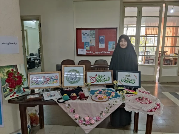 درخشش غرفه صنایع دستی مرکز عترت در دوره توانمند سازی دست اندرکاران نشریات دانشجویی در مرکز شهید باهنر 4
