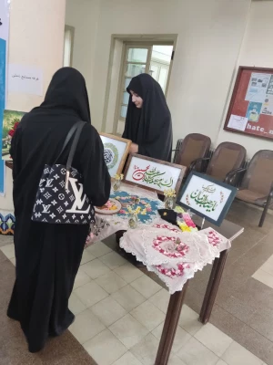 درخشش غرفه صنایع دستی مرکز عترت در دوره توانمند سازی دست اندرکاران نشریات دانشجویی در مرکز شهید باهنر 6