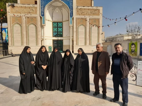 حضور مادر دانشجو معلم شهیده فائزه رحیمی در حرم مطهر شهدای گمنام شهرک واوان  2