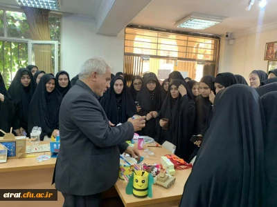 برگزاری نمایشگاه دست سازه های کلاس پرورش خلاقیت (رشته امور تربیتی)
