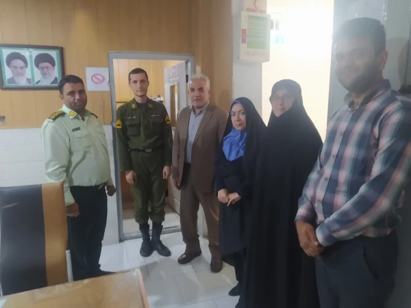 حضور رئیس و کارمندان مرکز عترت به مناسبت روز نیروی انتظامی در کلانتری واوان 
 2