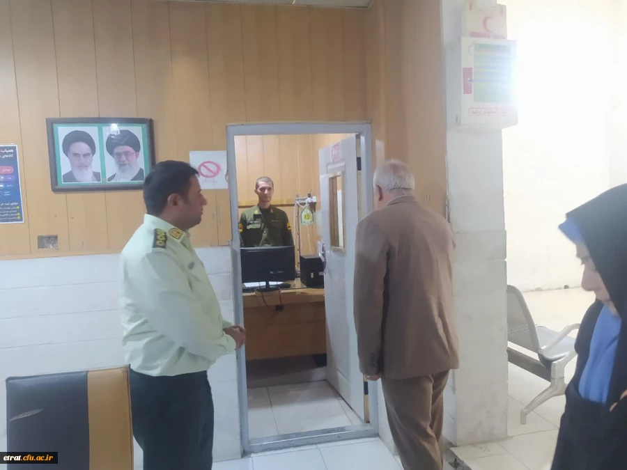 حضور رئیس و کارمندان مرکز عترت به مناسبت روز نیروی انتظامی در کلانتری واوان 
 2