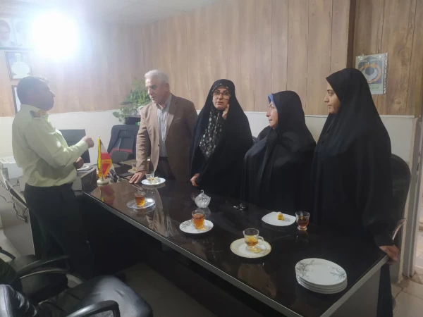 حضور رئیس و کارمندان مرکز عترت به مناسبت روز نیروی انتظامی در کلانتری واوان 
 2