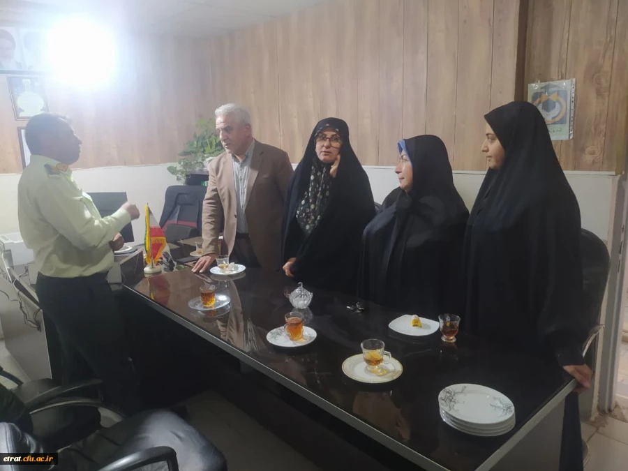 حضور رئیس و کارمندان مرکز عترت به مناسبت روز نیروی انتظامی در کلانتری واوان 
 2