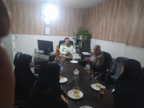 حضور رئیس و کارمندان مرکز عترت به مناسبت روز نیروی انتظامی در کلانتری واوان 
 2