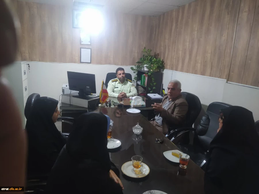 حضور رئیس و کارمندان مرکز عترت به مناسبت روز نیروی انتظامی در کلانتری واوان 
 2