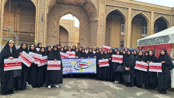 حضور پر رنگ دانشجویان در مراسم راهپیمایی ۱۳ آبان 
 2